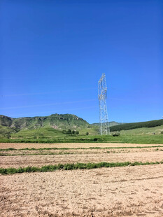 田野上的高耸输电塔