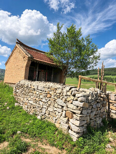 乡村石墙旁的古朴小屋