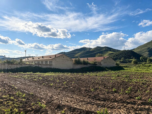 田园风光远山与农田美景