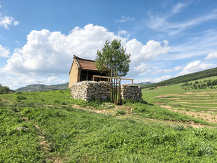 山间小屋静谧田园风光