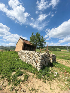 乡村石屋蓝天绿地间景致