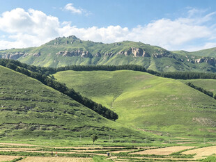 翠绿山峦自然风光如画