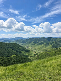 青山绿野间的壮阔自然景观