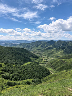 青山绿野间的壮阔自然景观