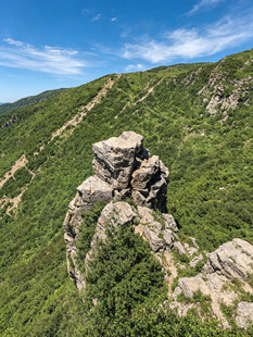 山间独特岩石景观