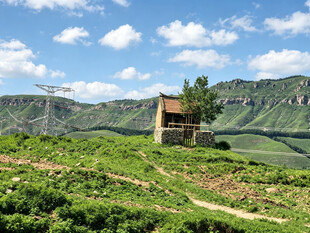 山间小屋绿野蓝天美景