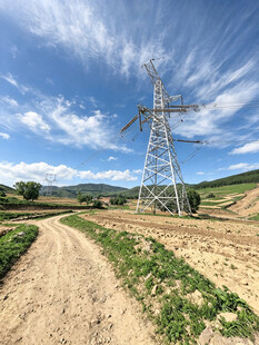 田野中的高压输电塔