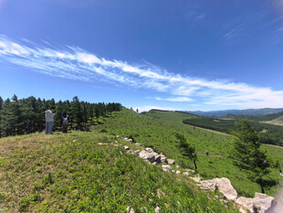 青山蓝天间的开阔美景