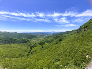 青山绿野间的壮阔自然景观