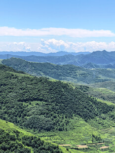 山峦叠翠的壮美自然景观