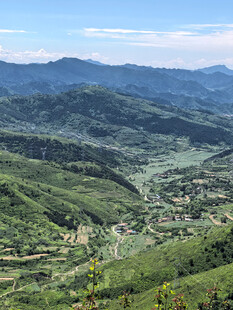 山峦叠翠的壮美自然景观