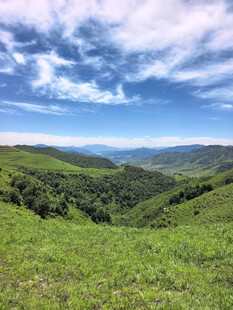 青山绿野间的壮阔自然景观