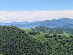 青山绵延的壮阔自然景观