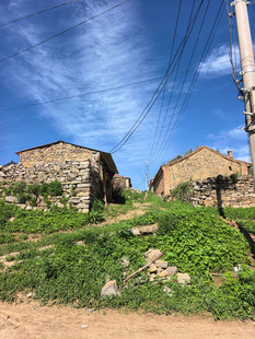 乡村石屋静谧田园风光