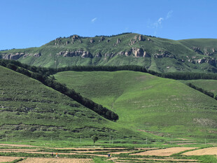 翠绿山峦风景如画