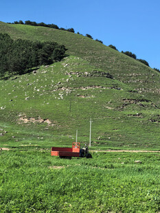 田野中的农机作业场景