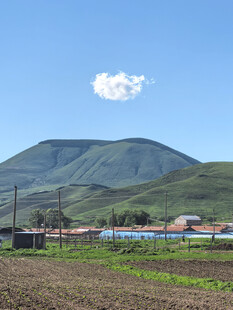 乡村田野旁的远山风景
