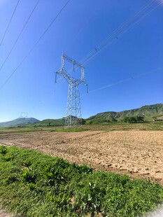 田野上的高压输电塔