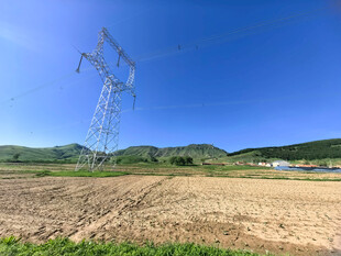 田野上的高压输电塔
