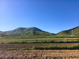 田野山峦间的清新风光