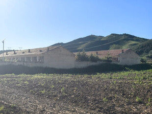 田野旁的建筑与远山风光