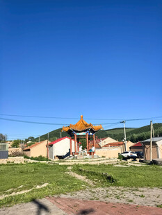 乡村风光中的传统建筑