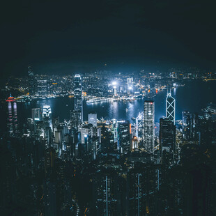 城市璀璨夜景俯瞰图