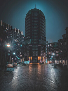 雨夜中的城市高大建筑