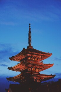 夜幕下的日本传统塔楼