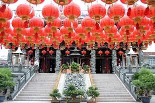 红灯笼装点的中式建筑