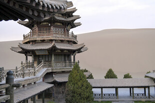 敦煌鸣沙山月牙泉