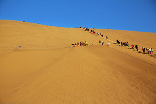 敦煌鸣沙山风景