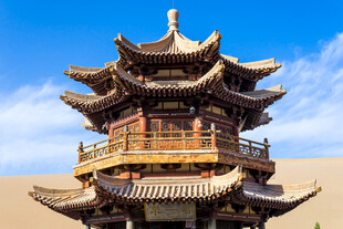敦煌鸣沙山景区鸣月阁