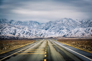 雪山下的公路美景