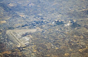 高空俯瞰城市建筑景观