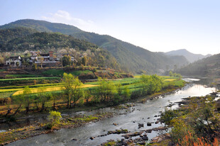 山间河畔村落美景