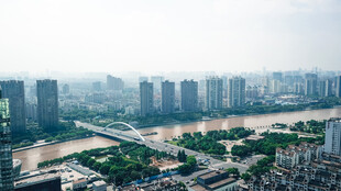 城市河畔高楼景观