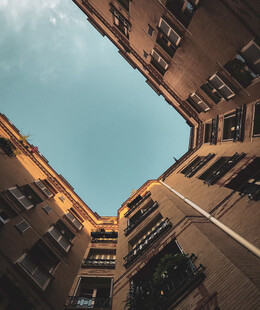 仰视老旧居民楼建筑景观