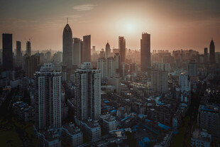 夕阳下的繁华都市天际线