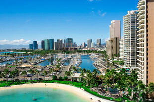 海滨城市高楼与美丽海湾