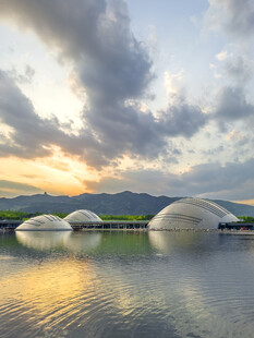 湖畔日落美景独特建筑