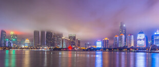 城市河畔璀璨夜景