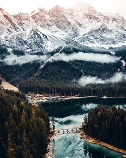 雪山下的河谷壮丽风光