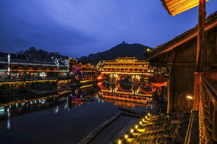 古街夜景灯火璀璨映水乡