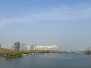 湖畔城市风光