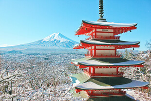 日本五重塔与富士山美景