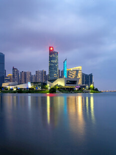 城市湖畔夜景
