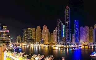 璀璨夜景下的繁华滨水都市