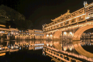 古桥夜景璀璨灯火映水面