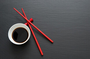 红筷配咖啡简约桌面风